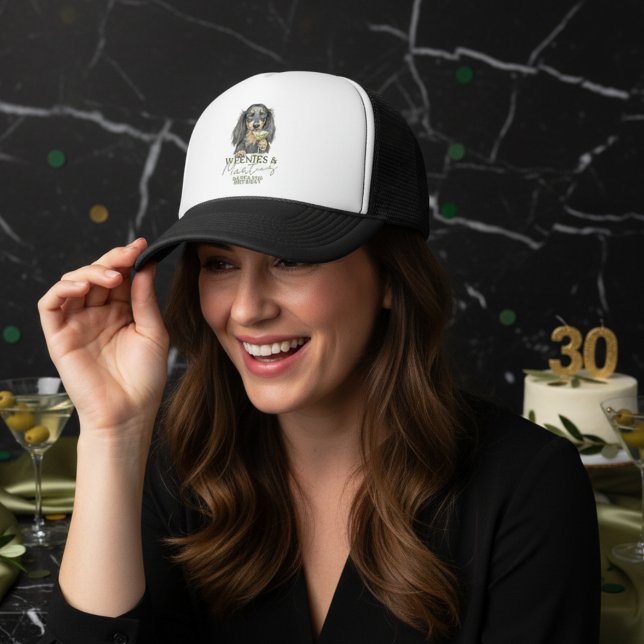 Handgezeichnete Weenys und Martinis-Dackel Truckerkappe (Celebrate with this Hand Drawn Weenies and Martinis Dachshund Trucker Hat! )