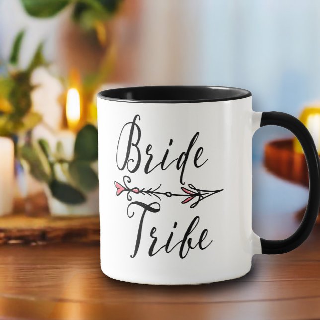 Handgezeichneter "Stamm der Braut" mit Pfeil mit R Tasse (Everyone in your bridal tribe can have their own mug. This mug has a bohemian style)