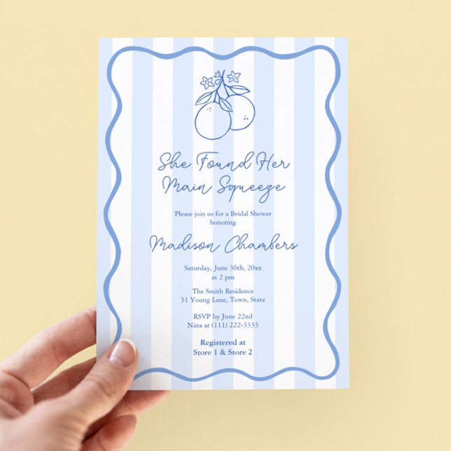 Handgezeichnetes blauweißes Mittelmeer-Brautparty Einladung (Italian bridal shower invitation with wavy squiggle border & hand drawn oranges citrus illustration)
