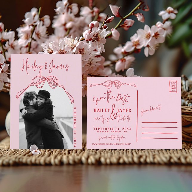 Handgezeichnetes Foto PINK Bow Hochzeit Sichern Si Postkarte (Cute pink & Red quirky modern trendy hand drawn bow retro arch photo wedding save the date postcard)