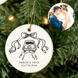 Handgezeichnetes Retro-Hochzeitsauto nur verheirat Keramik Ornament<br><div class="desc">Feiern Sie Ihre Liebe im Vintagen Stil! Dieses handgezeichnet Retro JUST HEIRATETE Hochzeitskarosserie mit einem skurrilen Bandbugrahmen und eigenem Foto auf der Rückseite macht den süßesten Sake für Neuvermählte.</div>