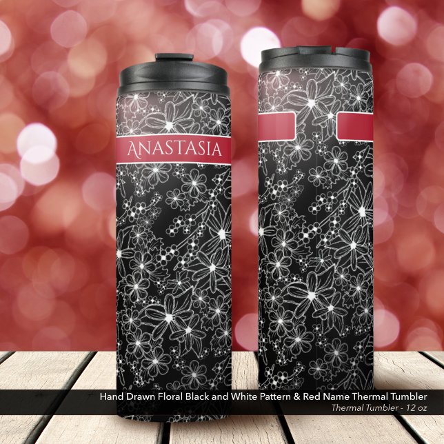 Handgezeichnetes Schwarz-weißes Muster und Roter N Thermosbecher (Thermal Tumbler: Hand Drawn Floral Pattern in Black and White, Personalized with Name in Red)