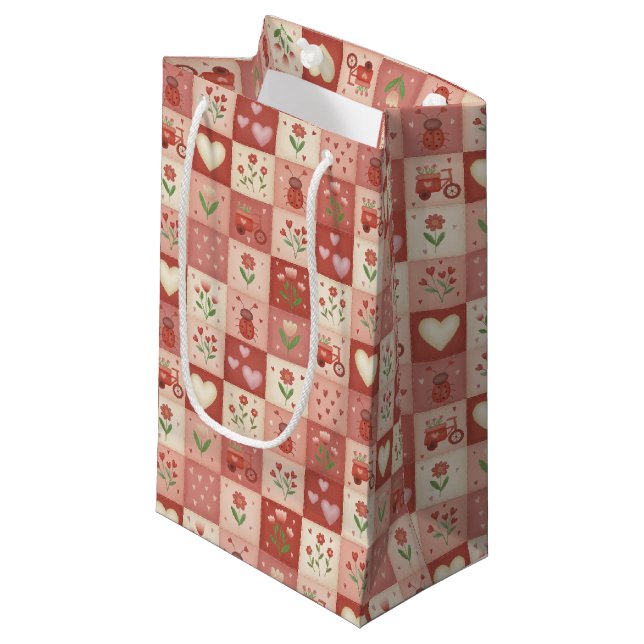 Handgezeichnetes süßes Patchwork - Geschenktasche Kleine Geschenktüte (Vorderseite Schrägansicht)