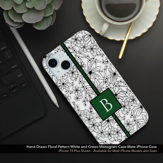 Handgezeichnetes weißes Blumenmuster und grünes Mo Case-Mate iPhone Hülle (Hand Drawn Floral Pattern: White Flowers with Green Monogram Case-Mate iPhone Case)