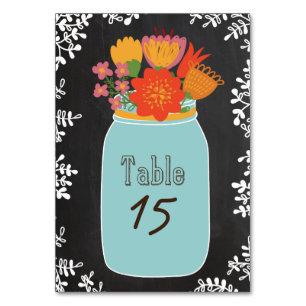 Handgezogener Mason Jar und Blume auf Khalkboard Tischnummer