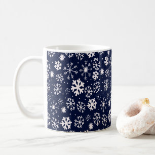Handgezogener Schneeflocken-Blizzard mit klassisch Kaffeetasse