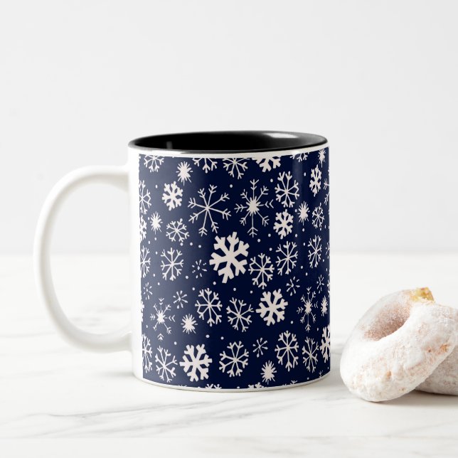 Handgezogener Schneeflocken-Blizzard mit klassisch Zweifarbige Tasse (Mit Donut)