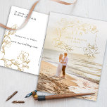 Handgezogenes Gold Bloral Save the Date Folie Einladungspostkarte<br><div class="desc">Eleganter und feiner handgezeichneter Goldfolienrahmen für Ihre Initialen und Personalisierung mit Single-Fotovorlage und optionalem opak-weißem Overlay-Filter. Auf der Rückseite befinden sich zusätzliche Bildvorlagen,  bearbeitbare Textfelder und Blumengrafiken.</div>