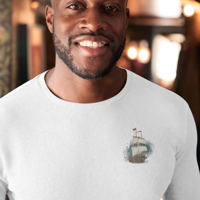 Handgezogenes Schiff mit Bow-Welle auf Splash-Hint T-Shirt (Hand Drawn Ship In Bow Wave On Splash Background T-Shirt)
