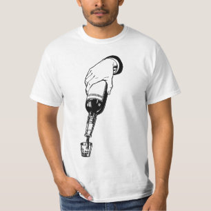 Handgießen von Whisky in glänzender Glanzkunst T-Shirt