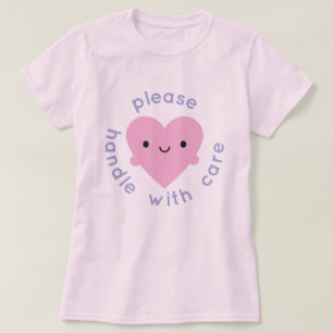 Handhabung mit Care Kawaii Herz T-Shirt