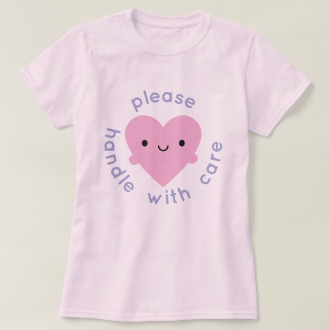 Handhabung mit Care Kawaii Herz T-Shirt (Design vorne)