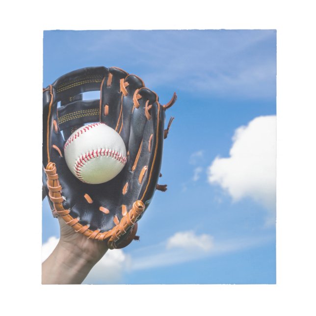 Handhaltung Baseball in Handschuh mit blauem Himme Notizblock (Vorderseite)