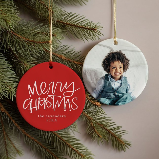 Händlergematerial Mercury Foto Keramik Ornament (Festive red hand-lettered Merry Christmas family name, year, and photo ornament.)