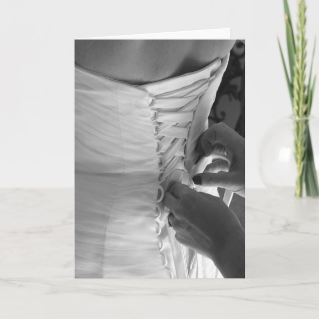 Händlerin schnürt Hochzeitskleid zurück Karte (Vorderseite)