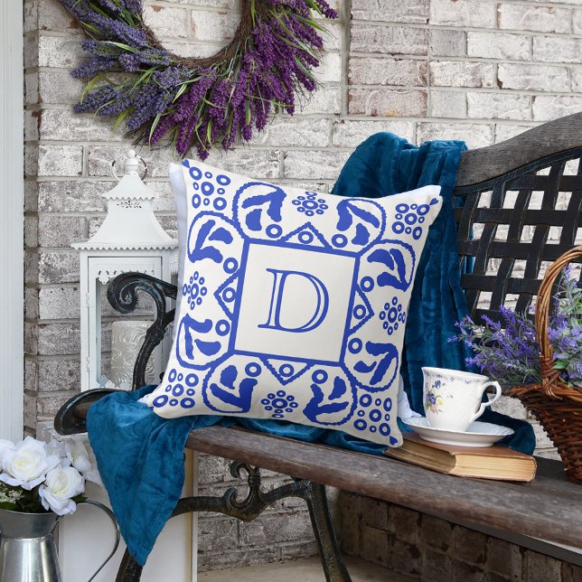 Handmade Blue White Custom Monogram Kissen (Von Creator hochgeladen)