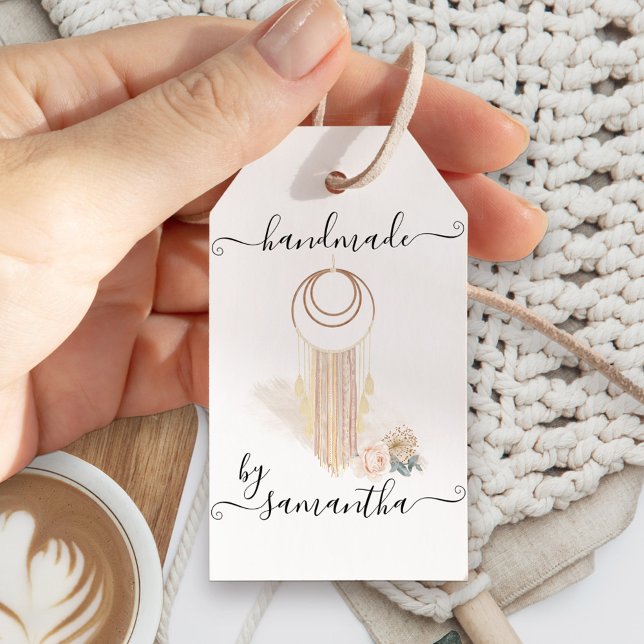 Handmade by Name and Care Instructions Macrame Geschenkanhänger (Handmade hang tags with boho boutique macrame wallhanging)