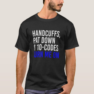 Handschellen Pat Down und 10 Codes schalten mich a T-Shirt