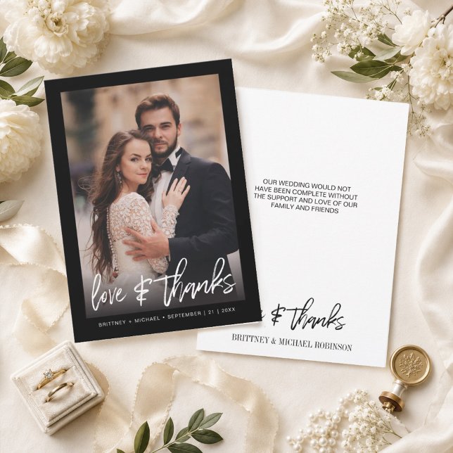 Handschrift Foto schwarz Dankeskarte (Thank your guests with this modern photo thank you card with hand-lettered "love & thanks".
)