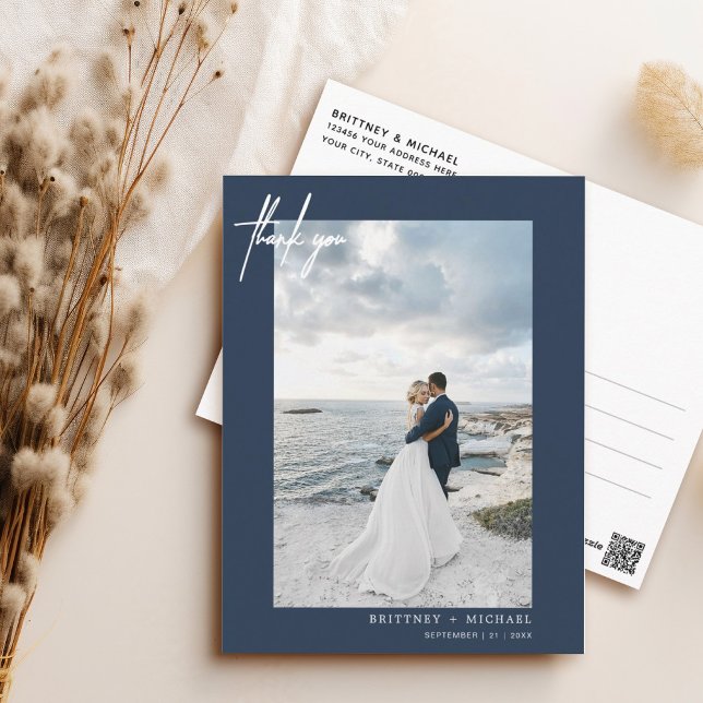 Handschrift Simple Dusty Navy Blue Vielen Dank Postkarte (Elegant hand lettered thank you wedding postcard with a minimalistic design perfect for any couple.)