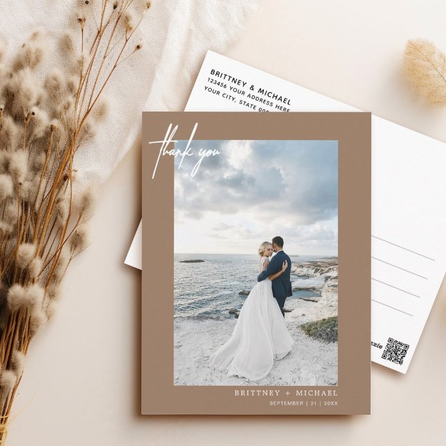 Handschrift Simple Tan Vielen Dank Postkarte (Elegant hand lettered thank you wedding postcard with a minimalistic design perfect for any couple.)