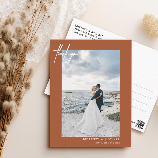 Handschrift Simple Terracotta Vielen Dank Postkarte (Elegant hand lettered thank you wedding postcard with a minimalistic design perfect for any couple.)