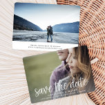 Handschriftlich | Doppelseitiges Foto Save the Dat Save The Date<br><div class="desc">Eine moderne Save the Date-Karte, die für Ihr beliebtes, horizontal oder landschaftsorientiertes Vollblutkarton-Foto konzipiert ist, mit einem zusätzlichen Foto auf der Rückseite. "Save the Date" erscheint als Overlay am unteren Rand in weißem handgeschriebenem Schriftzeichen mit Namen, Hochzeitstermin und Hochzeitsort darunter. Fügen Sie Ihre Hochzeitswebsite auf den Rücken und ein Hinweis...</div>