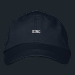 Handsome KING Custom Text name Men's Alltag Wear Bestickte Baseballkappe<br><div class="desc">Mit dieser Marinekappe,  mit "King" in eleganter Stickerei,  lassen Sie Ihre königliche Seite aussehen. Die verstellbare Baumwollkonstruktion sorgt für Komfort und Langlebigkeit. Bleibe stylish und komfortabel mit dieser Marinekappe aus Baumwolle und individuell auf den Alltag abgestimmt.</div>
