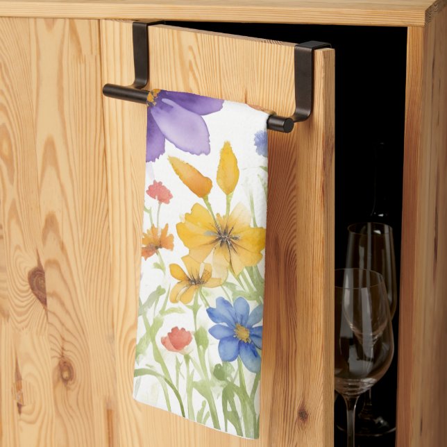 Handtücher mit hübschem Blumenmotiv (Drittel gefaltet)