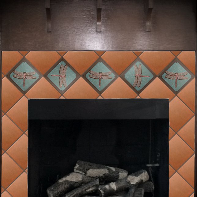 Handwerker Dragonfly Tile, Grün und Kupfer Fliese (Dragon fly tile on a fireplace with deep copper field tiles.)
