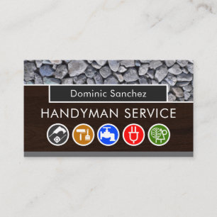 Handwerkerwerkzeuge auf Holzwandstein Visitenkarte