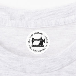 Handwerkskünstler nähen Eisen auf Etiketten