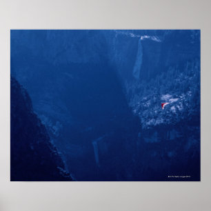 Hang Glider oberhalb der Berge Poster