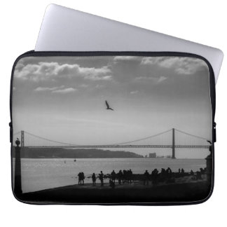 Hängebrücke in Lissabon Schwarz-Weiß-Foto Laptopschutzhülle