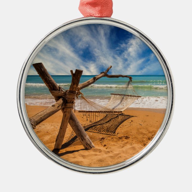 Hängematte auf einem tropischen Strandurlaubsort Ornament Aus Metall (Vorne)