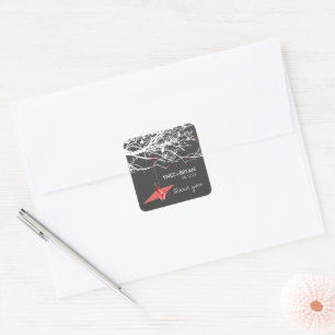 Hängender roter Origami-Papierkran schick asiatisc Quadratischer Aufkleber