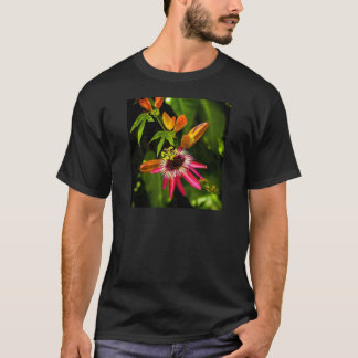 Hängendes rotes Bromeliad T-Shirt