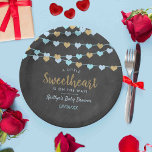 Hanging Liebe Herz Kleine Sweetheart Baby Dusche Pappteller<br><div class="desc">Feiern Sie stilvoll mit diesen unterhaltsamen und modernen Baby-Dusche-Papier-Tellern. Das Design ist leicht mit Ihrer eigenen Formulierung zu personalisieren und Ihre Familie und Freunde werden begeistert sein,  wenn sie diese fabelhaften Teller sehen. Entsprechende Party-Elemente finden Sie in der Auflistung.</div>