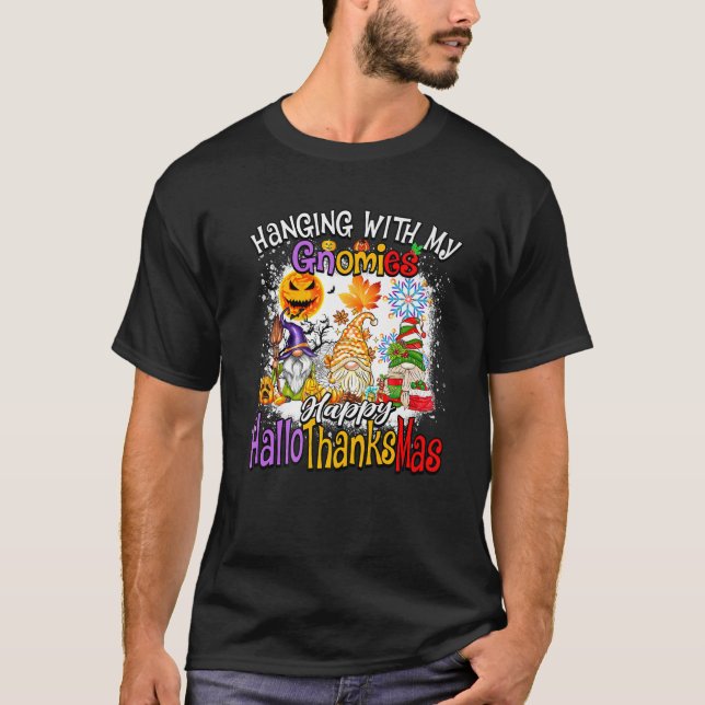 Hanging with my Gnomies Happy Hallothanksmas Famil T-Shirt (Vorderseite)