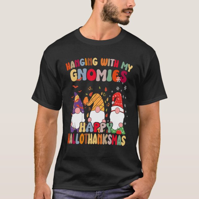 Hanging With My Gnomies Happy Hallothanksmas Gnome T-Shirt (Vorderseite)