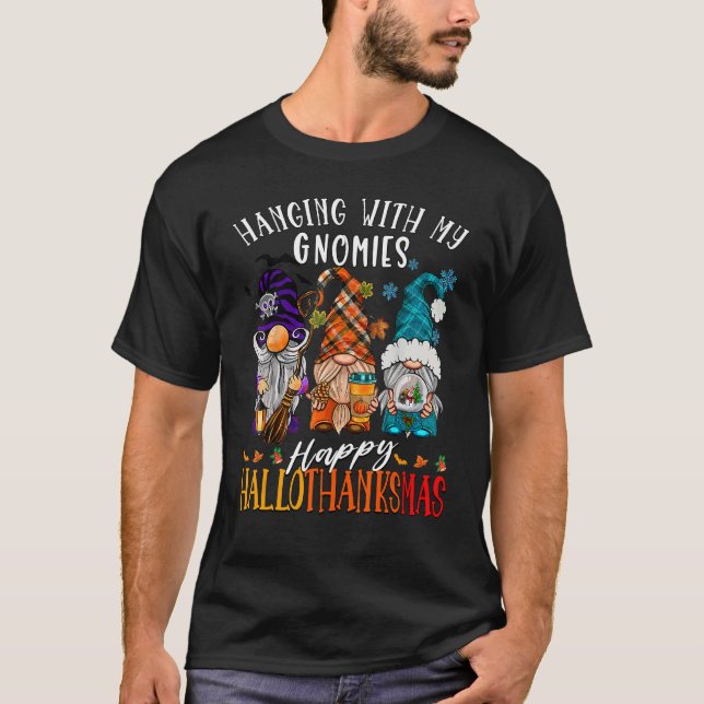 Hanging With My Gnomies Happy Hallothanksmas Gnome T-Shirt (Vorderseite)