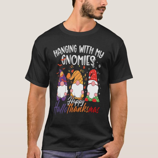 Hanging With My Gnomies Happy Hallothanksmas Gnome T-Shirt (Vorderseite)