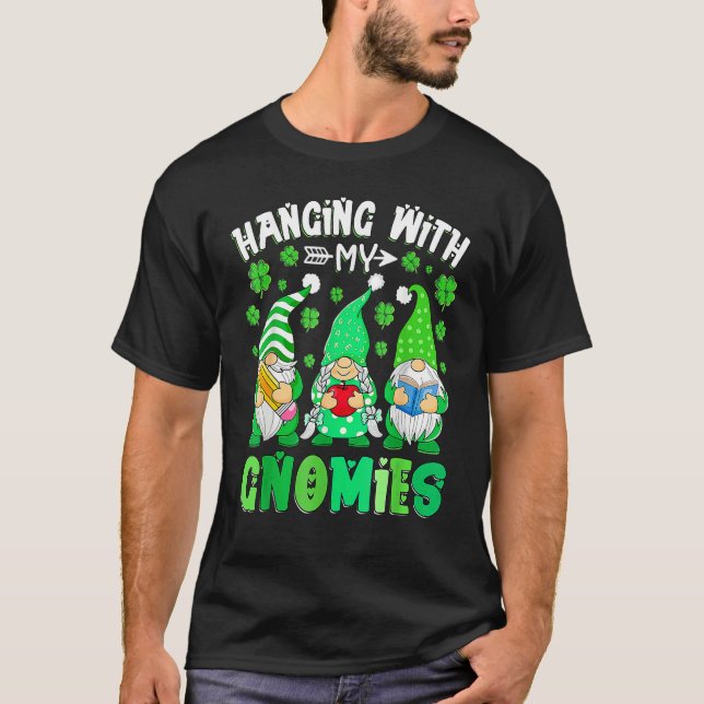 Hanging with my gnomies Teacher gnomes St. Patrick T-Shirt (Vorderseite)