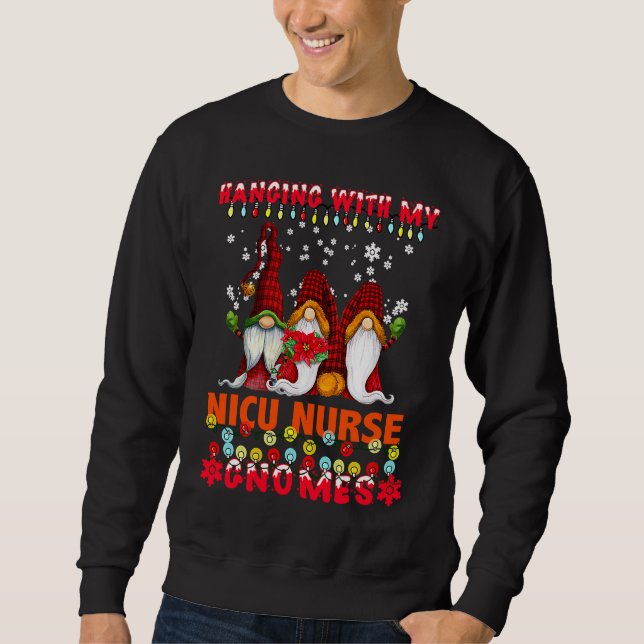 Hanging With My NICU Nurse Gnomes Ugly Xmas Matchi Sweatshirt (Vorderseite)