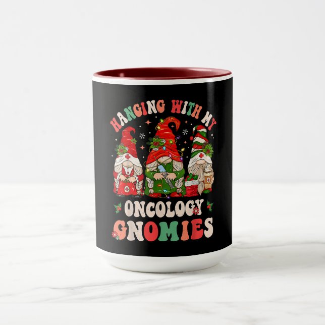 Hanging with My Oncology Gnomies – Funny Christmas Tasse (Zentrum)