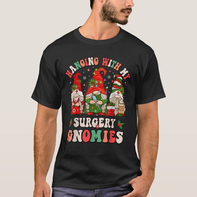 Hanging With My Surgery Gnomies Christmas Surgical T-Shirt (Vorderseite)