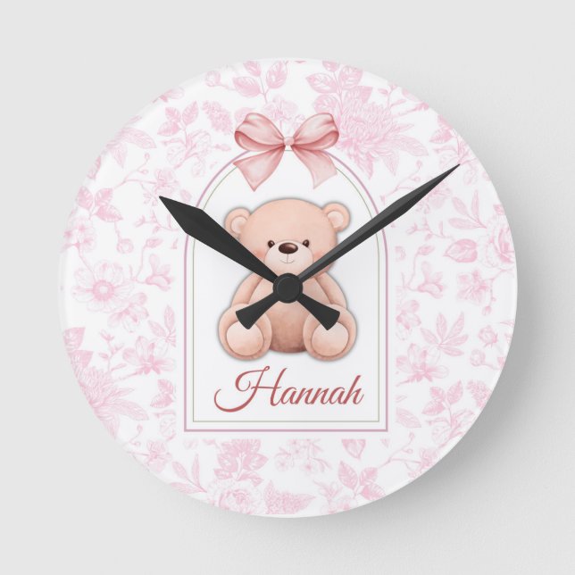 Hannah | Benutzerdefiniertes rosa Teddy-Bär-Kinder Runde Wanduhr (Vorderseite)