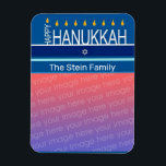 Hannukah menorah Foto Foto Magnet<br><div class="desc">.Feiern Sie acht Tage und acht Nächte des Festivals der Lichter mit Hanukkah-Karten und Geschenken. Das Lichterfest ist hier. Lächle die Menorah, spiele mit dem dreiel und feiere auf Latkes und Sufganiyots. Feiern Sie den Geist von Hanukkah mit Freunden, Familie und Lieben, indem Sie ihnen Happy Hanukkah wünschen.</div>