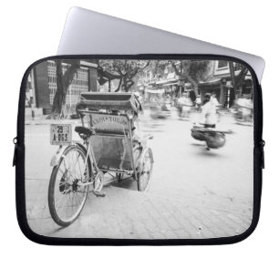 Hanoi Vietnam, Cyclo im alten Hanoi Laptopschutzhülle