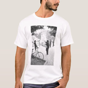 Hanoi Vietnam, Morgengymnastik von Hoan Kiem T-Shirt